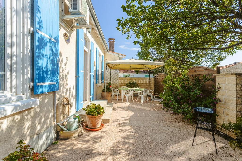 photo de Maison tranquille près forêt et mer